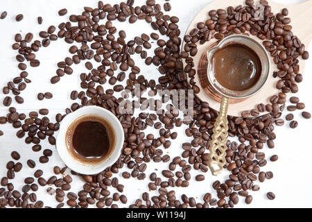 Frutta e caffè nella tazza. alimenti ricchi di vitamine Foto Stock