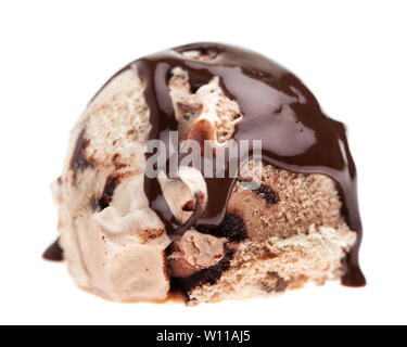 Un cucchiaio di tiramisù gelato condito con salsa di cioccolato isolato su sfondo bianco. Commestibile reale gelato - Senza ingredienti artificiali utilizzati Foto Stock