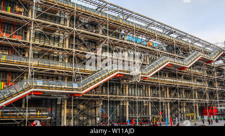 Parigi / Francia - 06 Aprile 2019: facciata del Centro Georges Pompidou a molla Foto Stock