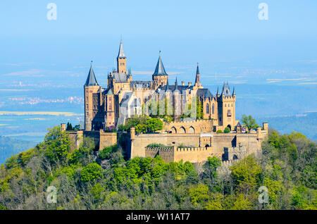 Castello Burg Hohenzollern da Hechingen, nei pressi di Stoccarda. Vista da cartolina. Baden-Wurttenberg, Germania. Foto Stock