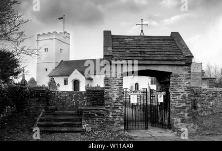 Chiesa di San Sannan, Parrocchia di Bedwellty e nuova Tredegar, costruita in stile gotico del XIII secolo e restaurata nel XIX secolo Foto Stock