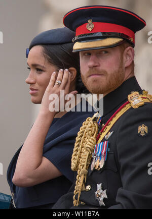 Il Duca e la Duchessa di Sussex a 2019 Trooping il colore con la sfilata delle Guardie a Cavallo con Meghan, duchessa di Sussex, indossando il suo nuovo anello di upscaling. Foto Stock