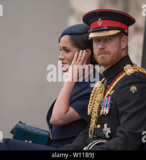 Il Duca e la Duchessa di Sussex a 2019 Trooping il colore con la sfilata delle Guardie a Cavallo con Meghan, duchessa di Sussex, indossando il suo nuovo anello di upscaling. Foto Stock