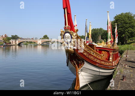 Queen's Royal Barge Vincenzo, Tudor Pull, 29 giugno 2019. Hampton Court Palace, East Molesey Surrey, Inghilterra, Gran Bretagna, Regno Unito, Gran Bretagna, Euro Foto Stock