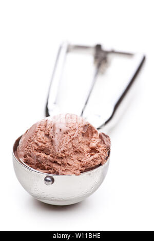 Una pallina di gelato al cioccolato isolato su sfondo bianco. Commestibile reale gelato - Senza ingredienti artificiali utilizzati Foto Stock