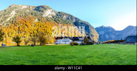 Chiesa di San Bartolomeo (Bartholoma, Bartholomae) sul Konigssee (Königssee, Königsee, Konigssee, Koenigssee, Koenigsee, Konig) il lago in autunno. Bavaria Foto Stock