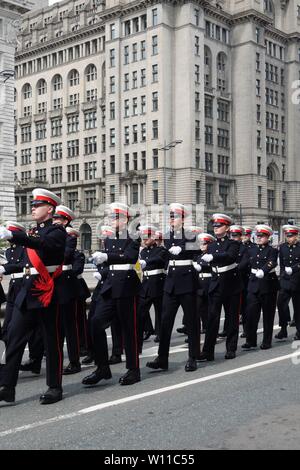 Liverpool, Regno Unito, 29 giugno 2019. I veterani e i membri delle forze armate britanniche marzo attraverso la città di Liverpool sulla 2019 Forze Armate parata del giorno. Credito: Ken Biggs/Alamy Live News. Foto Stock