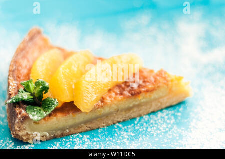 Greco tradizionale dessert, torta con arancia sulla piastra blu Foto Stock