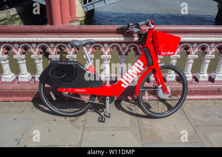Uno di Uber il GPS attivato il pedale elettrico-assist Jump biciclette parcheggiate su Blackfriars Bridge nella zona centrale di Londra, Regno Unito Foto Stock