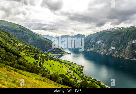 Bella antenna incredibile vista panoramica sul paesaggio di Aurlandsfjord con montagne, nuvole, cielo nuvoloso nelle vicinanze Flam, Aurlandsvangen, Stegastein. Scand Foto Stock