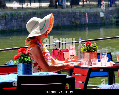 Bristol, Regno Unito, 29 giugno 2019. Le temperature sono previsioni meteo per colpire 28 gradi C a Bristol oggi. Testa di persone verso il porto e fontane per trovare un po' di sollievo dal caldo. Credito: Signor Standfast/Alamy Live News Foto Stock