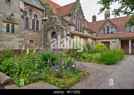 ST Andrews Fife Scozia Flower Garden in estate il cortile interno della Chiesa di tutti i santi a nord CASTLE STREET Foto Stock