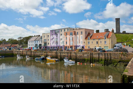 ST Andrews Fife Scozia il molo e case colorate che si affaccia sul piccolo porto in estate Foto Stock