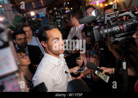 Austin, Texas, Stati Uniti d'America. Il 28 giugno 2019. Stati Uniti Candidato Presidente Julian Castro di San Antonio parla di una televisione reporter ad una pagato colletta due giorni dopo il primo democratico dibattito presidenziale del 2019. Castro e Texas challenger Beto O'Rourke tenuto manifestazioni concorrenti allo stesso tempo circa un miglio di distanza. Credito: Bob Daemmrich/Alamy Live News Foto Stock