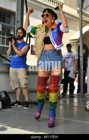 Lady Gaga parla sul palco durante l'orgoglio del Live 2019 Stonewall Day il 28 giugno 2019 a New York City. Foto Stock