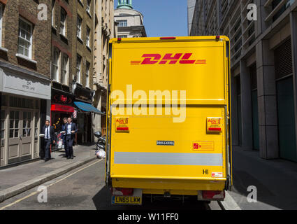 Un dhl delivery van parcheggiato sulla corsia di Pietro una strada della città di Londra, Regno Unito Foto Stock