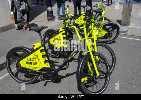 Sto giro elettrico del ciclo di Me biciclette a noleggio vicino alla High Holborn, Londra, Regno Unito Foto Stock