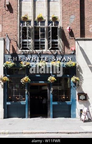 Il White Swan public house e chophouse, ex Mucky Duck, su Fetter Lane, London, Regno Unito Foto Stock