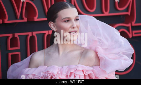 Santa Monica, Stati Uniti. Il 28 giugno, 2019. SANTA MONICA, Los Angeles, California, Stati Uniti d'America - 28 giugno: attrice Millie Bobby Brown indossando Rodarte arriva alla Premiere mondiale di Netflix del "tranger cose' Stagione 3 svoltasi a Santa Monica High School a giugno 28, 2019 in Santa Monica, Los Angeles, California, Stati Uniti. (Foto di Xavier COLLIN/Image Press Agency) Credito: Image Press Agency/Alamy Live News Foto Stock