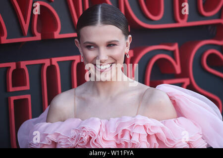 Santa Monica, Stati Uniti. Il 28 giugno, 2019. SANTA MONICA, Los Angeles, California, Stati Uniti d'America - 28 giugno: attrice Millie Bobby Brown indossando Rodarte arriva alla Premiere mondiale di Netflix del "tranger cose' Stagione 3 svoltasi a Santa Monica High School a giugno 28, 2019 in Santa Monica, Los Angeles, California, Stati Uniti. (Foto di Xavier COLLIN/Image Press Agency) Credito: Image Press Agency/Alamy Live News Foto Stock