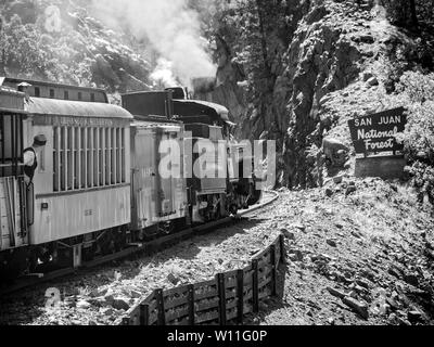 Durango & Silverton convoglio ferroviario rende il modo di Silverton Foto Stock