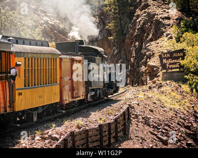 Durango & Silverton convoglio ferroviario rende il modo di Silverton Foto Stock