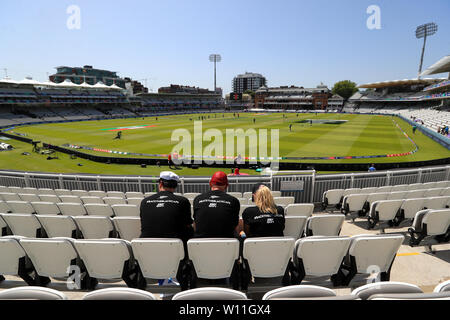 Tifosi in piedi davanti alla partita di gruppo della Coppa del mondo di cricket ICC a Lord's, Londra. Foto Stock