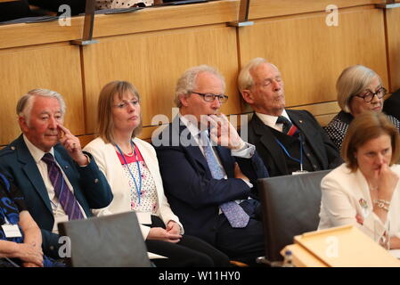 Ex Scottish il lavoro politico del partito Henry McLeish (terza a sinistra) ed ex funzionario che presiede durante il Sir George Reid (seconda a destra) durante una cerimonia che segna il ventesimo anniversario della deconcentrazione nella camera di Holyrood presso il parlamento scozzese di Edimburgo. Foto Stock