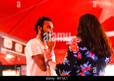 Glastonbury, Regno Unito. Sabato 29 Giugno, 2019. Himesh Patel, che interpreta il ruolo di Jack Malik ieri, e Helen O'Hara di Empire Magazine prima di una proiezione del film a Pilton Palais Cinema il giorno 4 (sabato) del 2019 Glastonbury Festival presso l'azienda agricola degna in Somerset. Foto: Roger Garfield/Alamy Live News Foto Stock