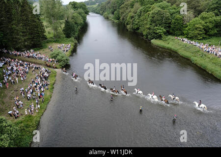 Galashiels, Regno Unito. Il 29 giugno, 2019. Braw Lads raccolta, il cerimoniale di cerimoniale di giorno, piloti dopo aver guadato il fiume Tweed, oltre 300 montato sostenuto seguita la Braw Lad e Lass come essi istituito nel 1930, il Braw Lads la raccolta è in molti modi un rilancio della Fiera di mezza estate. Le cerimonie sono basati sugli eventi della storia di Galashiels. 2. Credito: Rob grigio/Alamy Live News Foto Stock