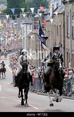 Galashiels, Regno Unito. Il 29 giugno, 2019. Braw Lads raccolta, cerimoniale giorno cerimoniale, vede Braw Lad Robbie Lowrie e Braw Lass Nicola Laing insieme con i quattro principi di supporto portatore della zolla Greg Kelly, portacolori della Red Rose Alex Mundell, portatore della pietra Greg Robertson, portatore di rose bianche Amy Thomson. Credito: Rob grigio/Alamy Live News Foto Stock