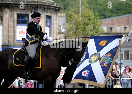 Galashiels, Regno Unito. Il 29 giugno, 2019. Braw Lads raccolta, cerimoniale giorno cerimoniale, vede Braw Lad Robbie Lowrie e Braw Lass Nicola Laing insieme con i quattro principi di supporto portatore della zolla Greg Kelly, portacolori della Red Rose Alex Mundell, portatore della pietra Greg Robertson, portatore di rose bianche Amy Thomson. Credito: Rob grigio/Alamy Live News Foto Stock