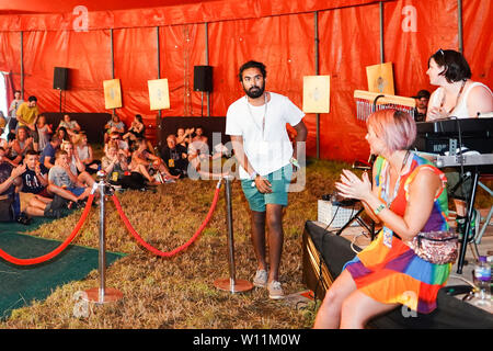 Glastonbury, Regno Unito. Sabato 29 Giugno, 2019. Himesh Patel, che interpreta il ruolo di Jack Malik ieri, introducendo il film a Pilton Palais Cinema il giorno 4 (sabato) del 2019 Glastonbury Festival presso l'azienda agricola degna in Somerset. Foto: Roger Garfield/Alamy Live News Foto Stock