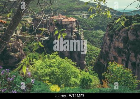 Vista del incredibilmente trova Roussanou monastero nella valle di Meteora, Grecia Foto Stock