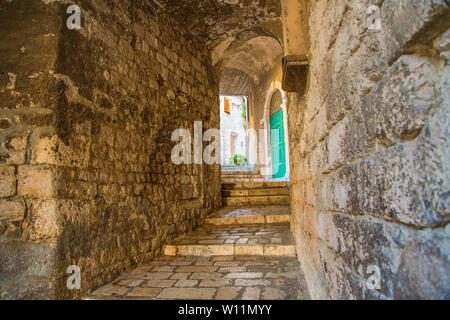 Vecchio romantiche stradine acciottolate e passaggi nella città vecchia di Sibenik in Croazia Foto Stock
