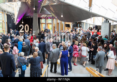 MSPs e le loro famiglie si riuniscono per un party in giardino Lobby del parlamento scozzese di Edimburgo dopo la cerimonia in occasione del ventesimo anniversario della deconcentrazione. Foto Stock