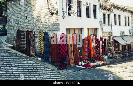 Tappeti fatti in casa e negozio di souvenir sulla strada dello shopping nella parte storica della città di Argirocastro, Albania, bellissimo paesaggio urbano Foto Stock