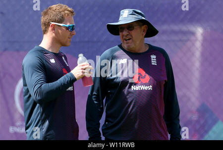 L'Inghilterra del Eoin Morgan e Inghilterra allenatore Trevor Bayliss durante la sessione di reti a Edgbaston, Birmingham. Foto Stock