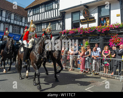 Giornata delle forze armate, Salisbury, Wiltshire, Regno Unito. 29th giugno, 2019. I membri della Household Cavalry a cavallo si uniscono alle forze armate che marciano di fronte a grandi folle in una parata mentre si snoda intorno al centro della città sotto il sole caldo. Foto Stock