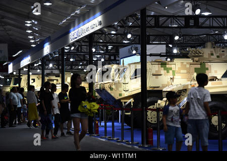 Tianjin, Cina. Il 29 giugno, 2019. La gente visita il veicolo di difesa e Equipment Exhibition nel nord della Cina di Tianjin, 29 giugno 2019. Credito: Li Ran/Xinhua/Alamy Live News Foto Stock