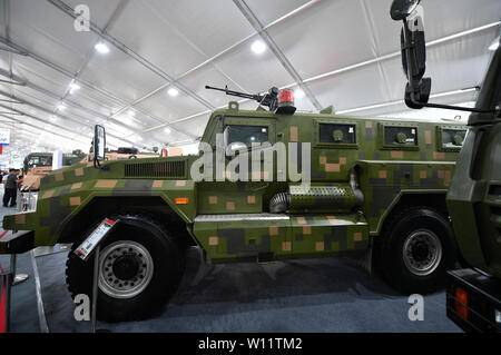 Tianjin, Cina. Il 29 giugno, 2019. Foto scattata a giugno 29, 2019 mostra i veicoli della difesa visualizzata alla difesa e veicolo Equipment Exhibition nel nord della Cina di Tianjin. Credito: Li Ran/Xinhua/Alamy Live News Foto Stock