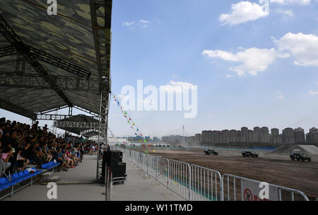 Tianjin, Cina. Il 29 giugno, 2019. La gente guarda le prestazioni durante la difesa del veicolo e Equipment Exhibition nel nord della Cina di Tianjin, 29 giugno 2019. Credito: Li Ran/Xinhua/Alamy Live News Foto Stock