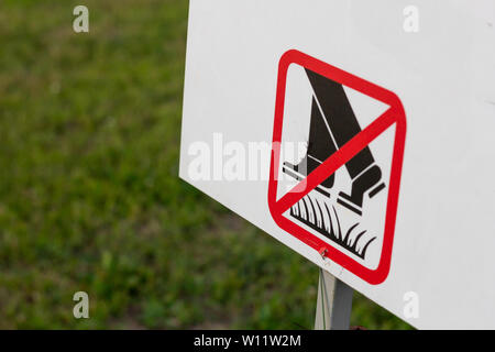 Segno prato a piedi il simbolo verde gamba vietata Foto Stock