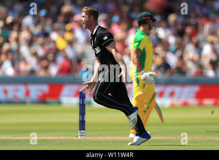 Nuova Zelanda James Neesham (sinistra) celebra il paletto dell'Australia Marcus Stoinis durante l'ICC Cricket World Cup group stage corrispondono a Lord's, Londra. Foto Stock