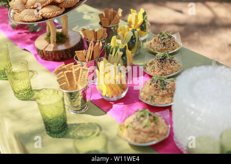 Festosa tabella di nozze, decorata con dolci e bevande. Foto Stock