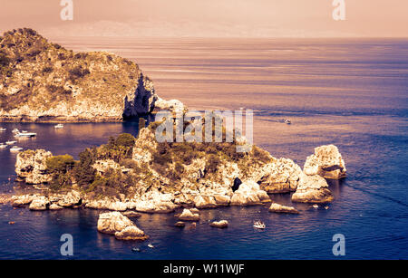 Tramonto in Sicilia, vista mare con la famosa Isola Bella da Taormina Foto Stock
