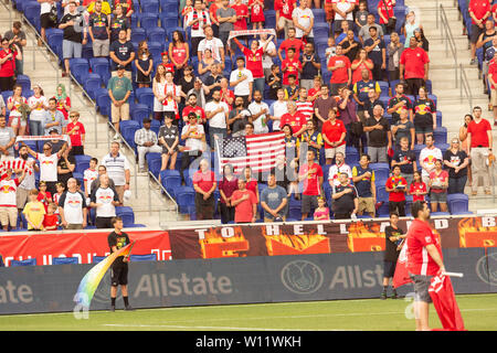 Harrison, NJ - Giugno 28, 2019: Red Bulls fan mostrare con orgoglio la bandiera americana durante il normale gioco MLS contro incendio di Chicago sulla Red Bull Arena Red Bulls ha vinto 3 - 1 Foto Stock