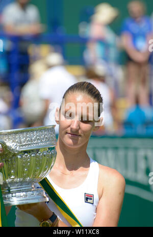 Karolina Pliskova (CZE) con il vincitore del trofeo dopo la finale della Valle di natura internazionale, Eastbourne, Regno Unito. Il 29 giugno, 2019. Foto Stock