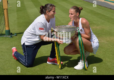 Eastbourne, Regno Unito. Il 29 giugno, 2019. Karolina Pliskova (CZE) con trainer Conchita Martinez dopo aver vinto la finale di natura Valle internazionali di tennis in Devonshire Park, Eastbourne, Foto Stock