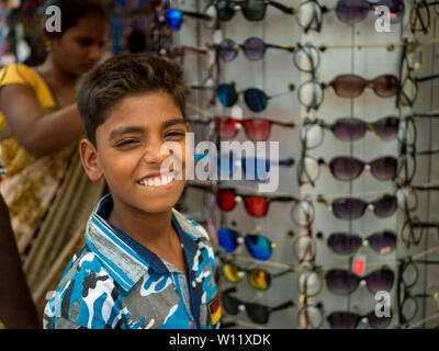 Hyderabad, India - 17 Giugno 2019 : Unidentified kid vendita libri vicino Charminar. Il lavoro minorile. Foto Stock